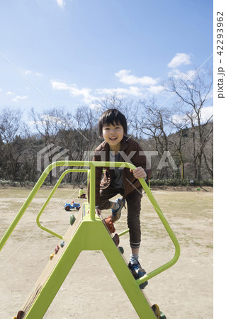 アスレチック遊具に登る男の子 アスレチック遊具に登る男の子 42293962