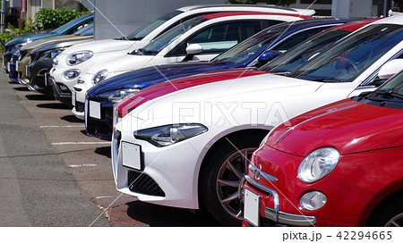 販売店に並ぶ車　輸入車 42294665