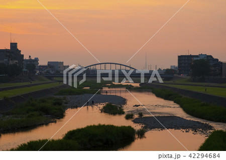 石川県金沢市の犀川の夕暮れ 42294684