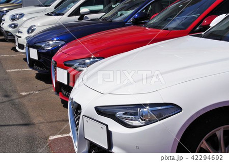 販売店に並ぶ車　輸入車 42294692