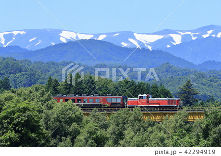 夏の磐越西線DLと残雪の飯豊連峰 42294919