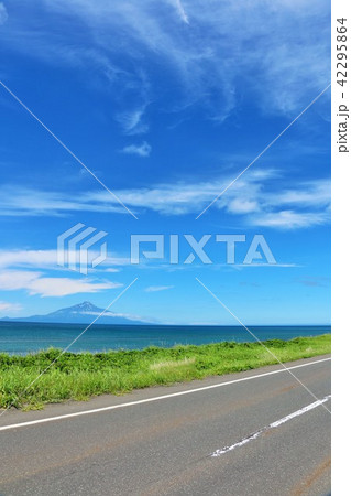 北海道　青空のオロロンラインと利尻富士 42295864