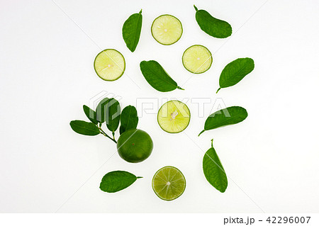 Top view of lime slices fruits and leaves 42296007