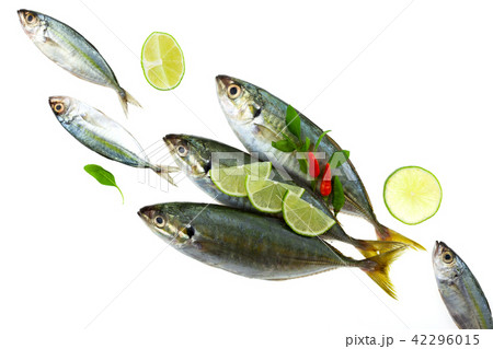 Fresh fish with lemon and leaf  42296015