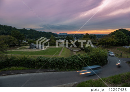 奈良　明日香　石舞台の夕景　通り過ぎる車 42297428