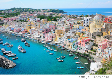 イタリア プロチダ島のコッリチェッラの街並み 42297748