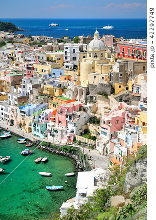 イタリア プロチダ島のコッリチェッラの街並み 42297749