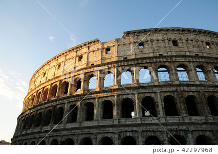 朝日の当たるローマのコロッセオ 朝日の当たるローマのコロッセオ 42297968