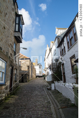 石造りの建物の並ぶ小道 イギリス西端の田舎町にて 石造りの建物の並ぶ小道 イギリス西端の田舎町にて 42300480