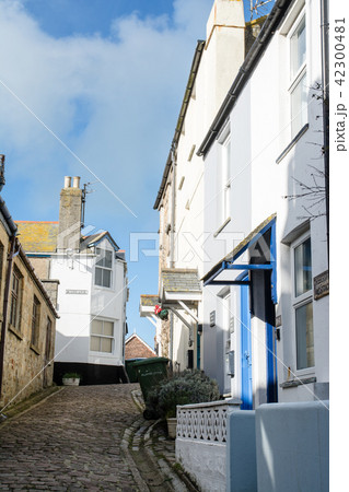 石造りの建物の並ぶ小道 イギリス西端の田舎町にて 石造りの建物の並ぶ小道 イギリス西端の田舎町にて 42300481