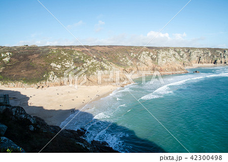 岩場と丘に囲まれた遠浅の砂浜海岸 イギリス郊外にての写真素材 42300498 Pixta
