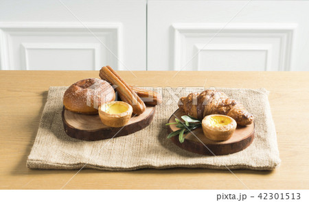 パン 食事 ランチ 42301513
