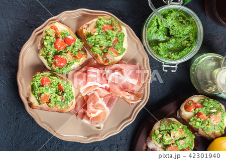 Bruschetta with fresh pesto 42301940