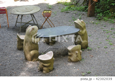 山梨県富士吉田市大明見の『硯水不動尊の霊水』のカエルのオブジェ(テーブル)です。 山梨県富士吉田市大明見の『硯水不動尊の霊水』のカエルのオブジェ(テーブル)です。 42302039