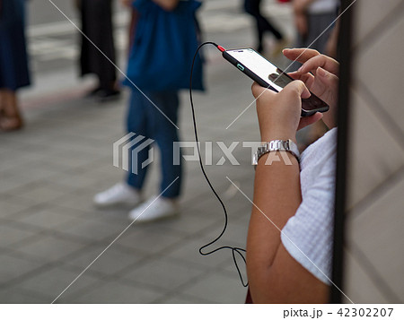 People using smartphone People using smartphone 42302207