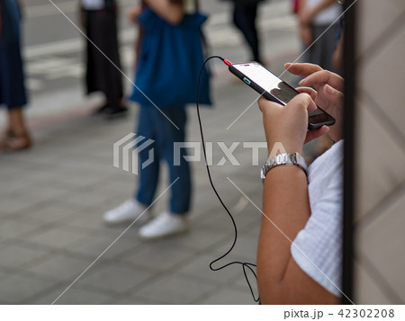 People using smartphone 42302208