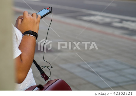 People using smartphone People using smartphone 42302221