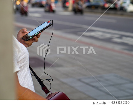 People using smartphone 42302230