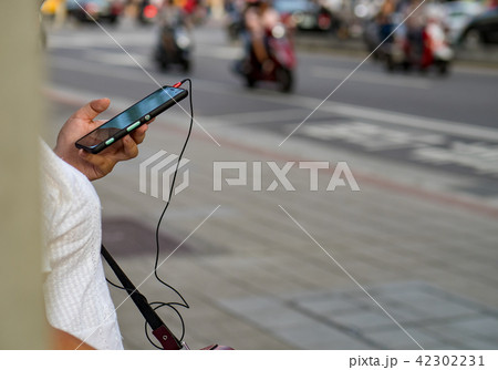 People using smartphone 42302231