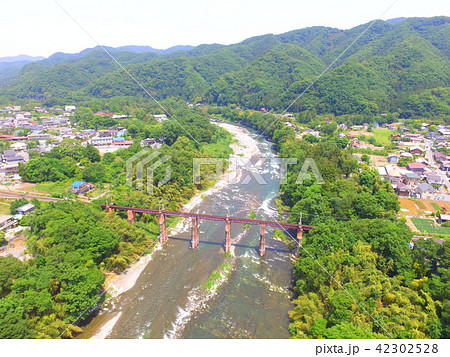 上空から眺めた「荒川橋梁」〜ドローンで空撮(埼玉県秩父郡長瀞町長瀞・皆野町下田野) 上空から眺めた「荒川橋梁」〜ドローンで空撮(埼玉県秩父郡長瀞町長瀞・皆野町下田野) 42302528