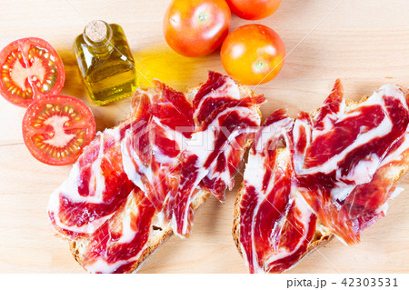 Bread with tomato and ham Bread with tomato and ham 42303531