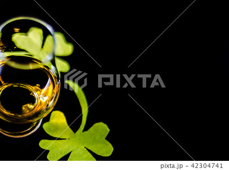 Single malt whisky in a glass of tasting Single malt whisky in a glass of tasting 42304741