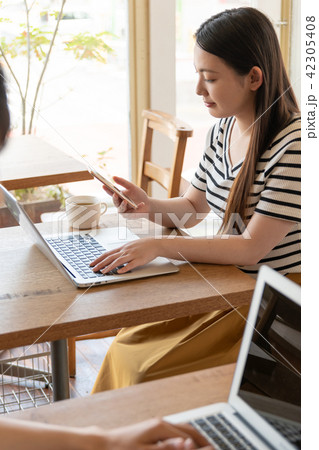 カフェ　ノマドワーカー　スマホ 42305408