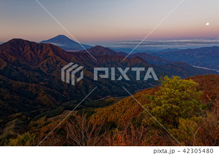 夜明けの道志山地・今倉山稜線から見る富士山・御正体山と満月 夜明けの道志山地・今倉山稜線から見る富士山・御正体山と満月 42305480