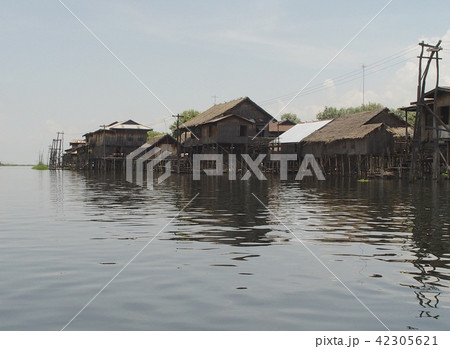 湖畔の集落(インレー湖/ミャンマー) 湖畔の集落(インレー湖/ミャンマー) 42305621