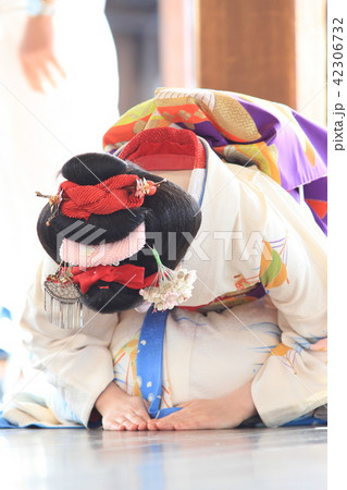 舞妓さんのお辞儀 42306732