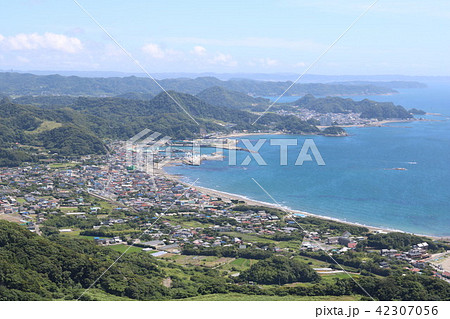 千葉県安房郡鋸南町と富津市の境にある鋸山の頂上から海沿いの町と海岸線を望む 千葉県安房郡鋸南町と富津市の境にある鋸山の頂上から海沿いの町と海岸線を望む 42307056