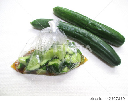 ポリ袋できゅうりの浅漬け 42307830