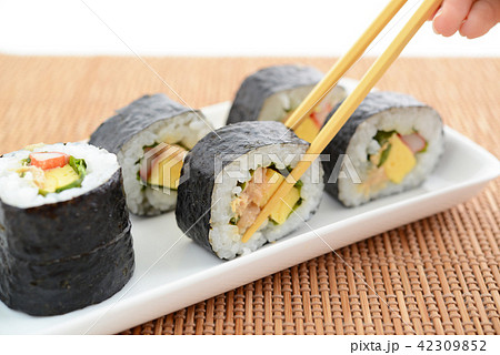 美味しそうな巻き寿司 42309852