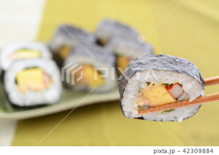 美味しそうな巻き寿司 42309884
