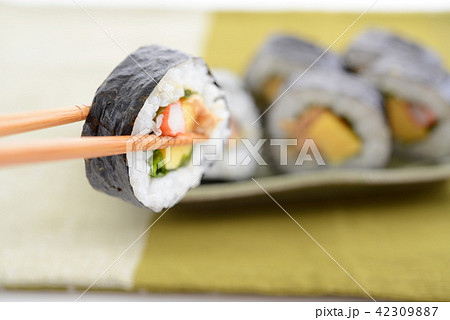 美味しそうな巻き寿司 42309887