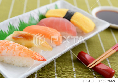 美味しそうなお寿司 42309889