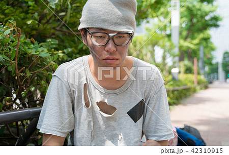 ホームレス・悩む 42310915