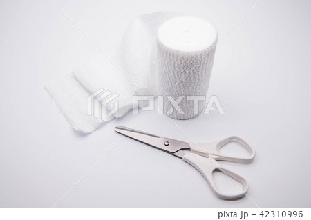 包帯とハサミの写真素材