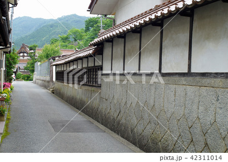 加計町の路地と民家の塀 42311014