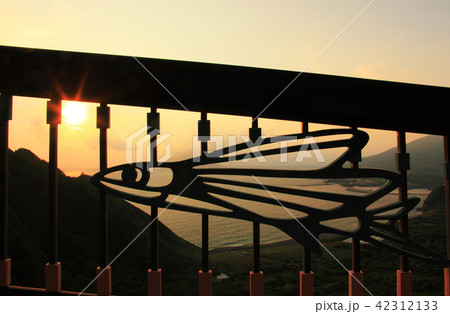 八丈島八丈町大坂展望台の夕日 42312133