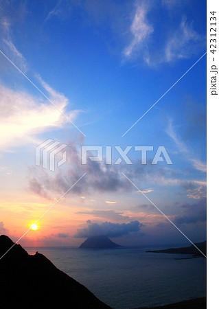 八丈島八丈町大坂展望台の夕日 八丈島八丈町大坂展望台の夕日 42312134