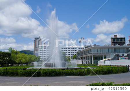 資料館まえの花壇と噴水 42312590
