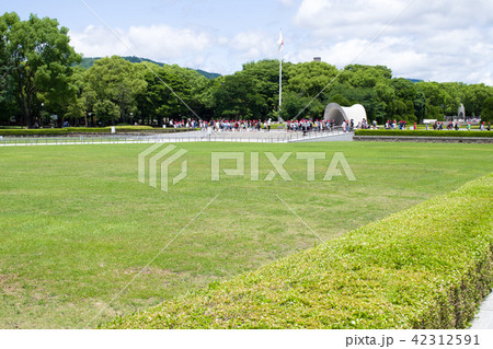 平和公園の広場と慰霊碑 42312591