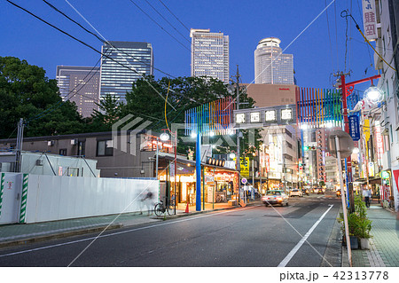 名古屋駅西口界隈　都市風景　中村区　駅西銀座　シンボルアーチ　と名古屋駅の高層ビル群 夜景 42313778