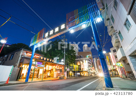 名古屋駅西口界隈　都市風景　中村区　駅西銀座　シンボルアーチ　と名古屋駅の高層ビル群 夜景 42313780