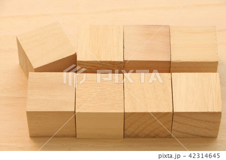 木の板の上に置かれた立方体の木材。(8個) 木の板の上に置かれた立方体の木材。(8個) 42314645