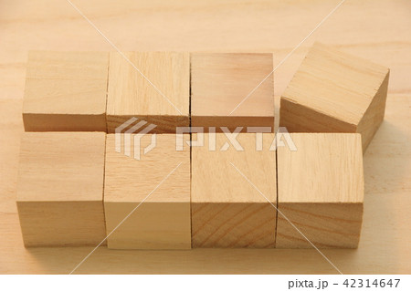 木の板の上に置かれた立方体の木材。(8個) 42314647