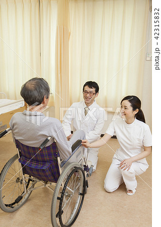 病院スタッフと車椅子の患者 病院スタッフと車椅子の患者 42315832