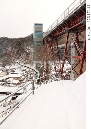 余部橋梁（余部鉄橋）「空の駅」と余部の漁村集落の冬景色「山陰海岸ジオパーク」「山陰海岸国立公園」 42317111