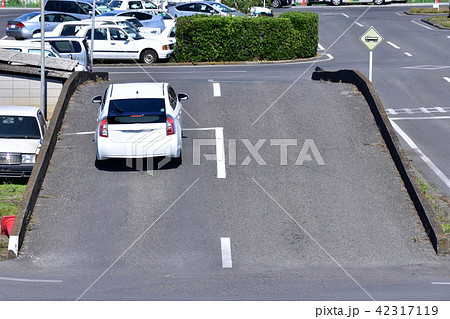 自動車教習所での坂道発進練習 自動車教習所での坂道発進練習 42317119